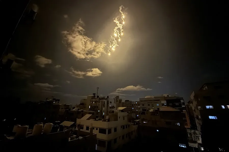 Israel lanza una lluvia de bengalas sobre la ciudad de Gaza para pedir su evacuación
