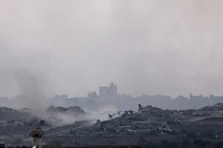 «Gaza arde». Israel intensifica sus bombardeos sobre la ciudad de Gaza ante una inminente ofensiva terrestre