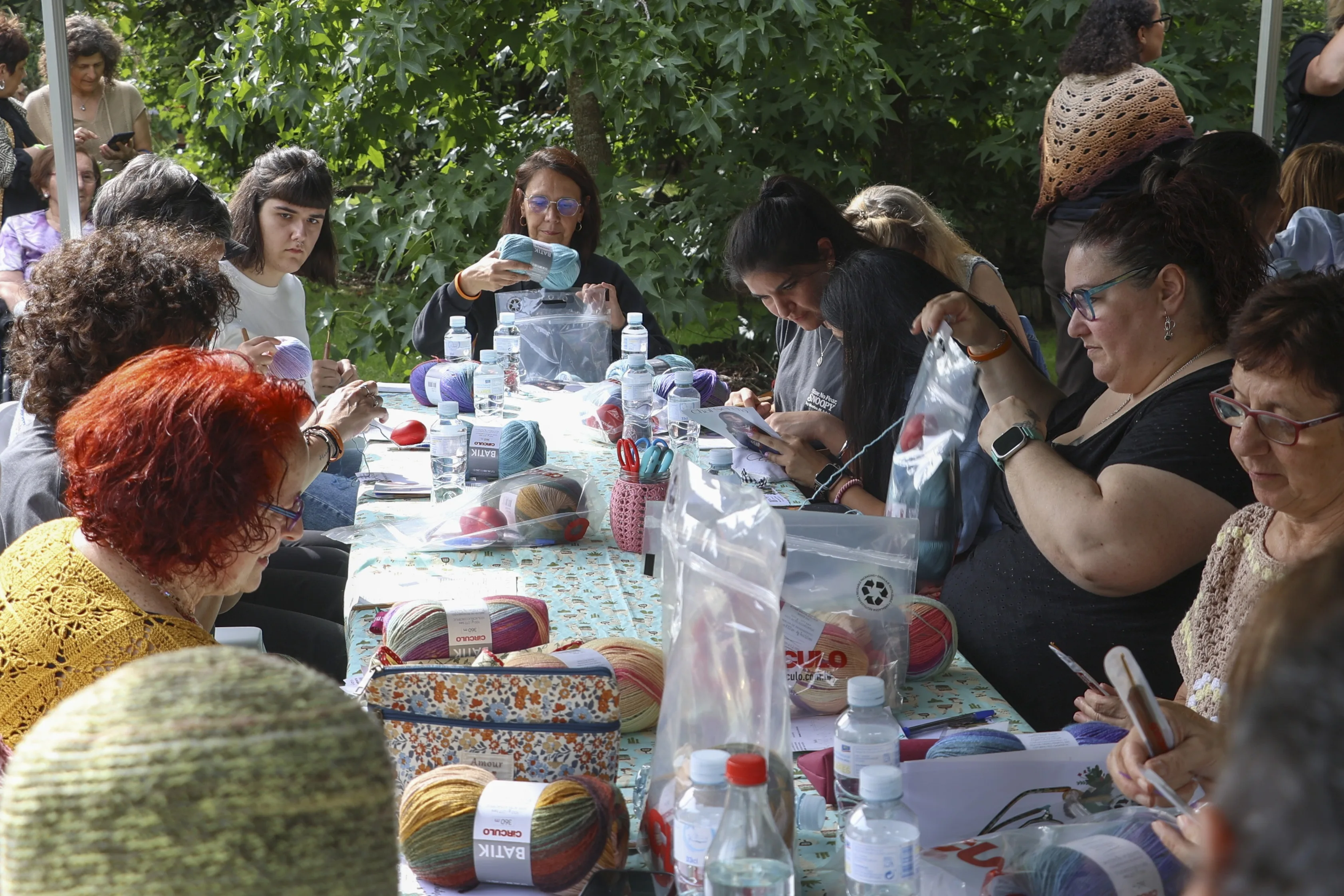 Tejiendo historias: 150 mujeres celebran el arte del croché en los Valles Pasiegos