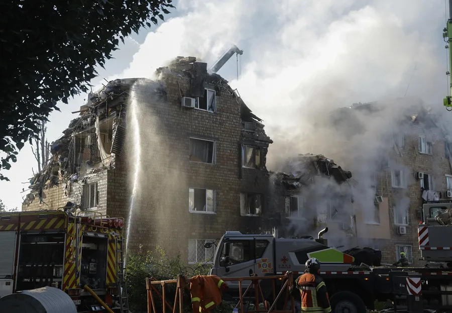 Un muerto y once heridos en Kiev por un ataque ruso con drones y misiles