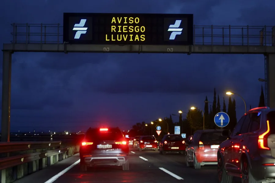 Alerta roja por lluvias en la Comunidad Valenciana y Cataluña: Un barranco desbordado, cortes de luz y clases suspendidas