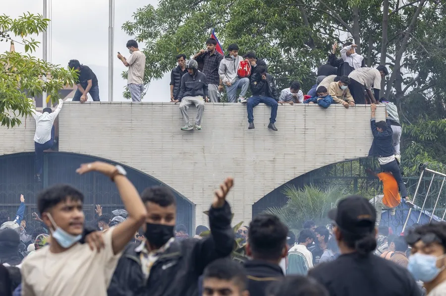 Crisis en Nepal: Manifestantes de la «Generación Z» incendian la residencia del primer ministro