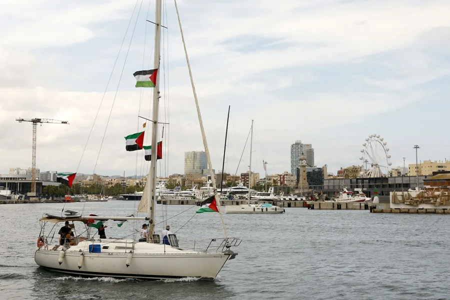 Una embarcación de la Flotilla Sumud rumbo a Gaza es atacada en un puerto de Túnez