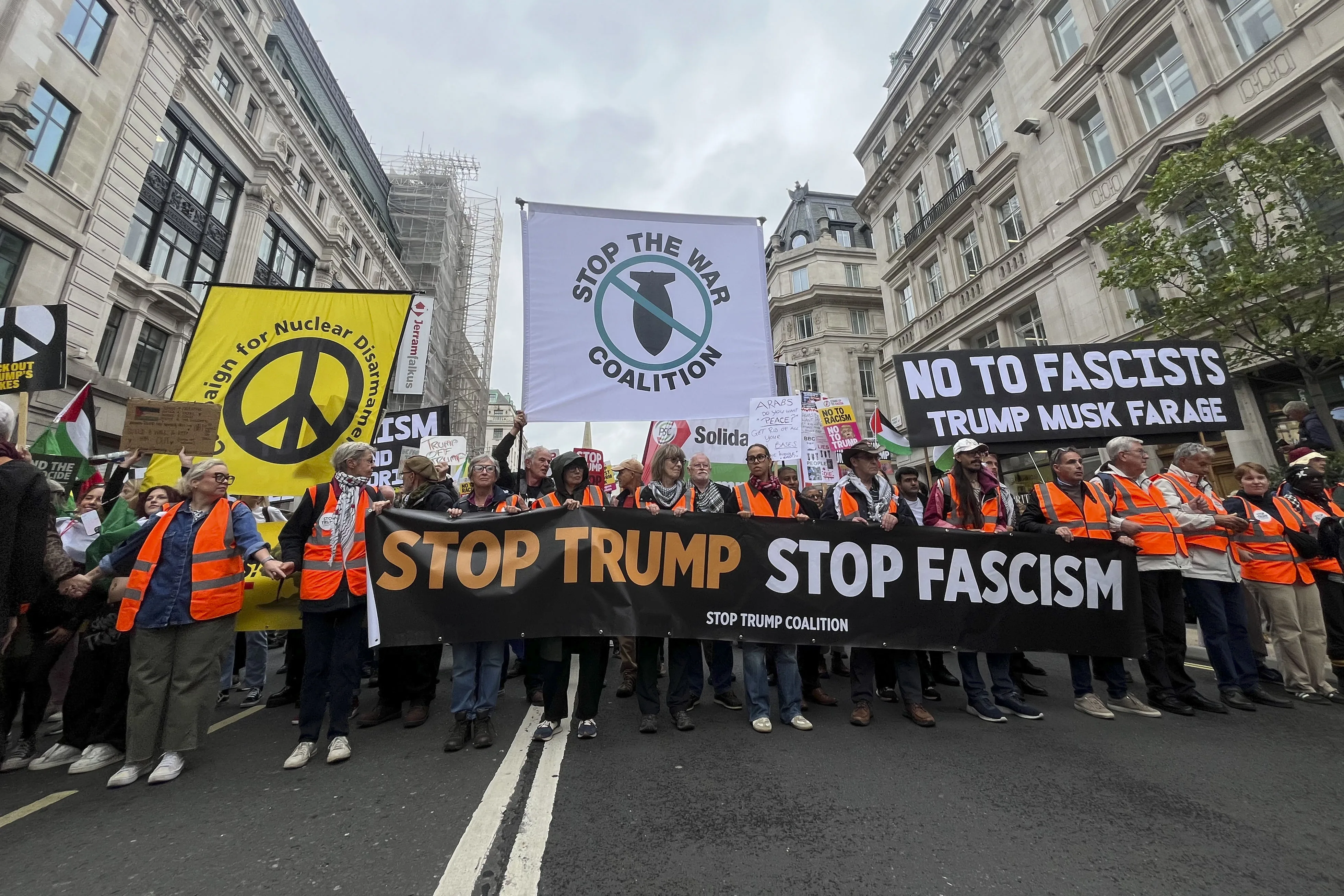 Miles de personas se manifiestan en Londres contra Trump mientras Carlos III le agasaja en Windsor