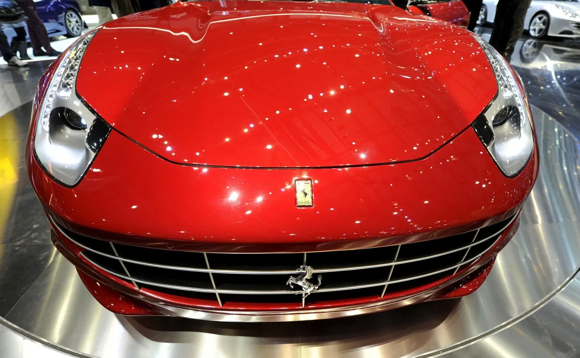 Salen a subasta por 150 euros un Ferrari y un Mercedes requisados a narcotraficantes