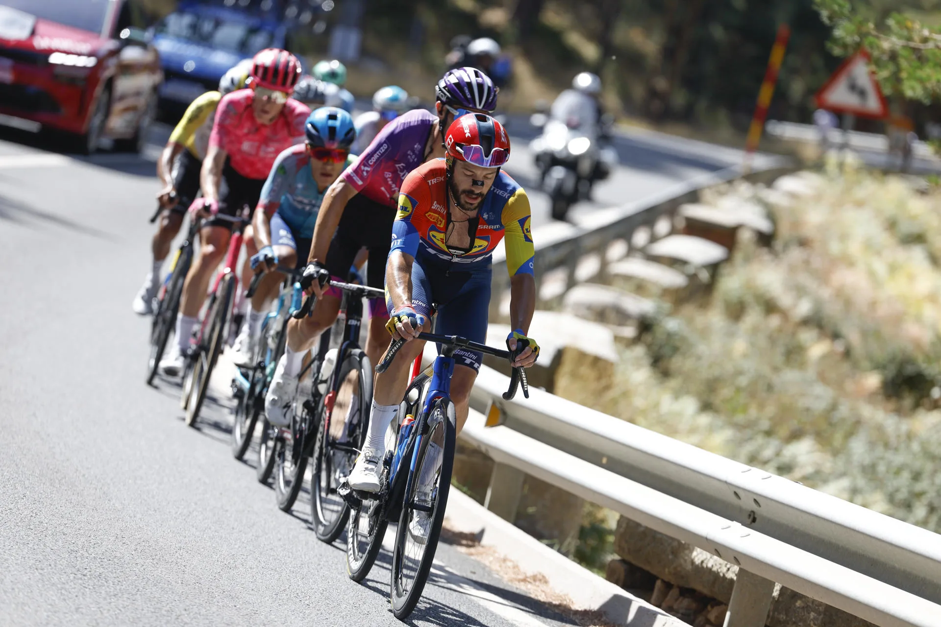 Una sentada ocupa la carretera a 18 kilómetros de meta en la vigésima etapa de la Vuelta a España