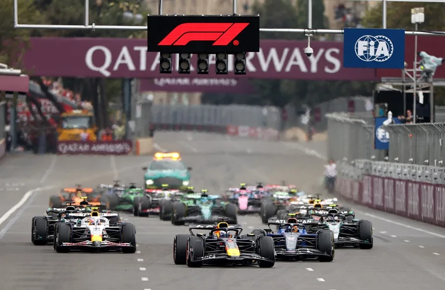 Verstappen gana el Gran Premio de Azerbaiyán, Sainz tercero