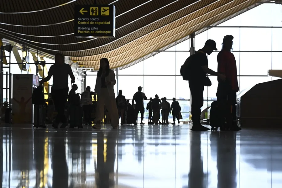 Los aeropuertos españoles cerrarán 2025 con el récord de 320 millones de pasajeros, el 3,5 % más