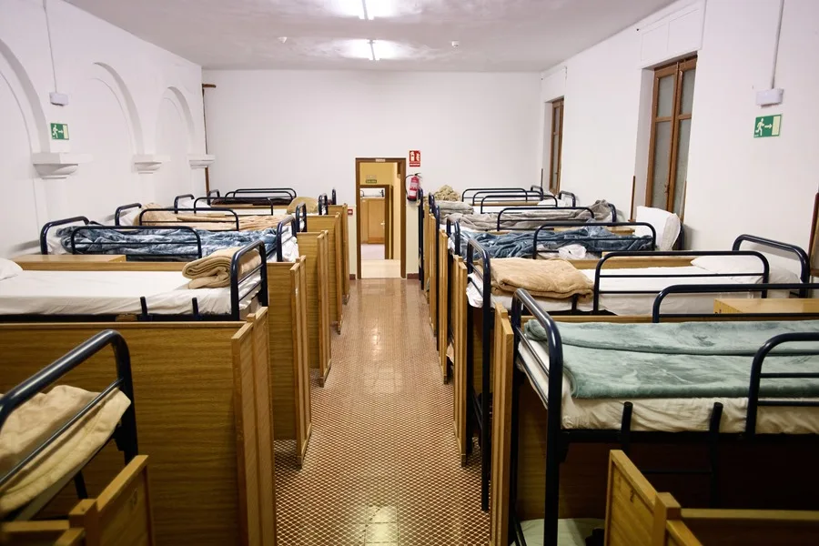 El número de personas sin hogar alojadas en centros de atención crece un 55 % respecto a 2022 en España