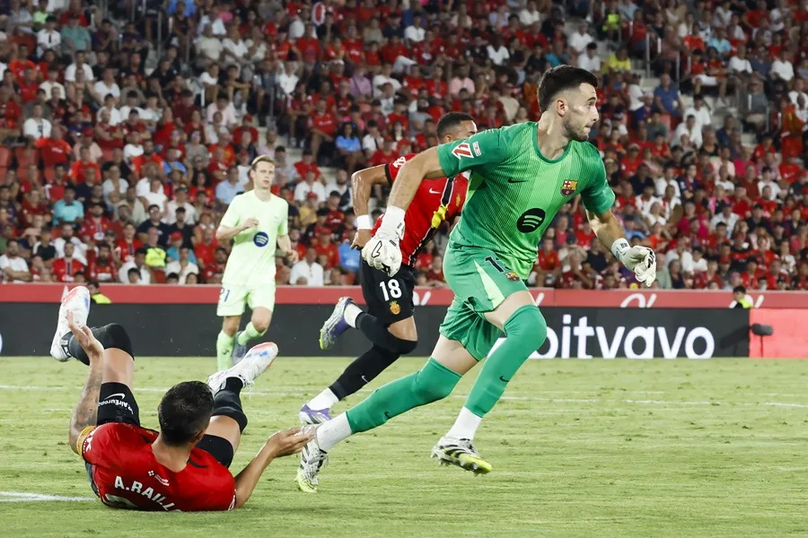 Los árbitros admiten errores en el Mallorca-Barça por la caída de Raíllo y por el gol no anulado a Simeone en el Atleti-Alavés