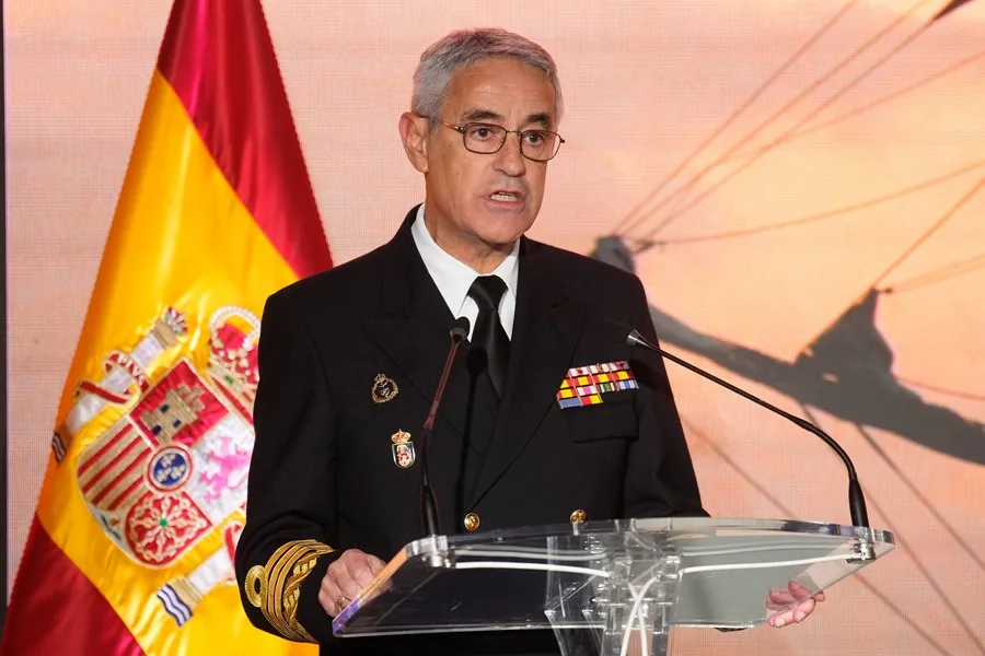 El jefe de la Armada contesta a Vox: «No estamos para contener a los cayucos, sino para ayudarles»