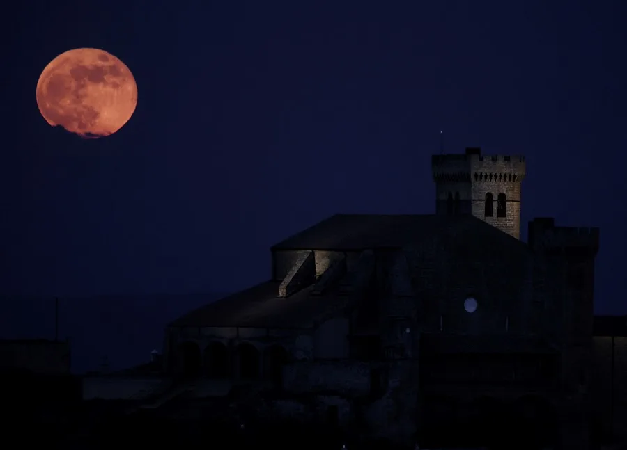 Un eclipse total dejará este domingo una Luna roja al anochecer