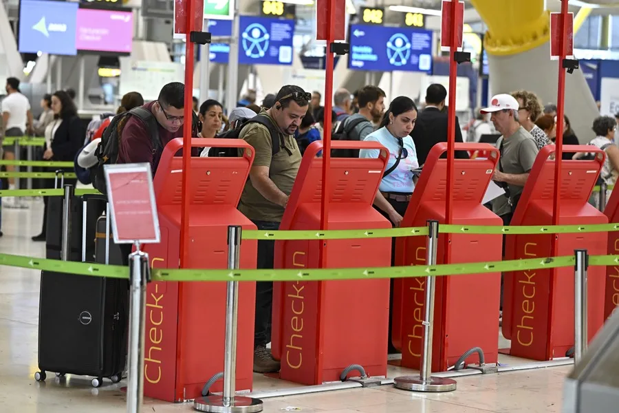 Tercer día de huelga de vigilantes de seguridad en Barajas con esperas de una hora
