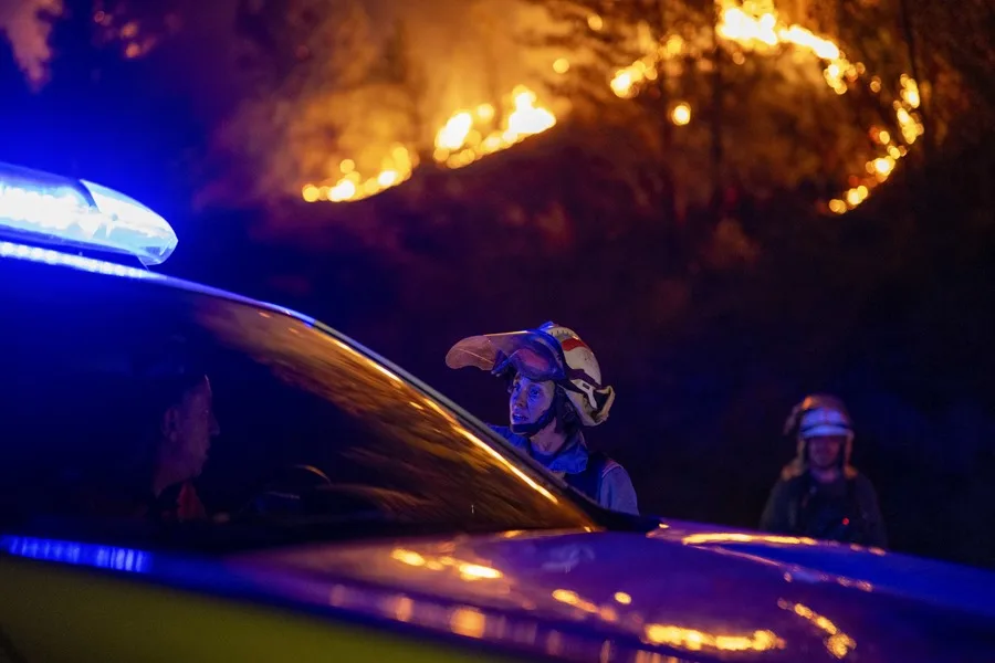 Extinguido el incendio de O Bolo (Ourense), pero se mantiene la vigilancia en los núcleos en Pantón (Lugo)