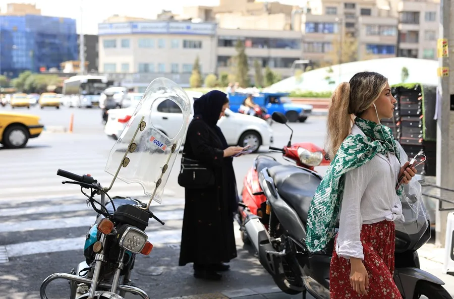 Irán debate permitir a las mujeres conducir motocicletas