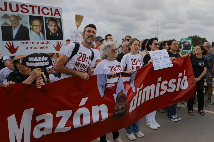 El «Puente de la Solidaridad», convertido también en un símbolo de protestas contra Mazón