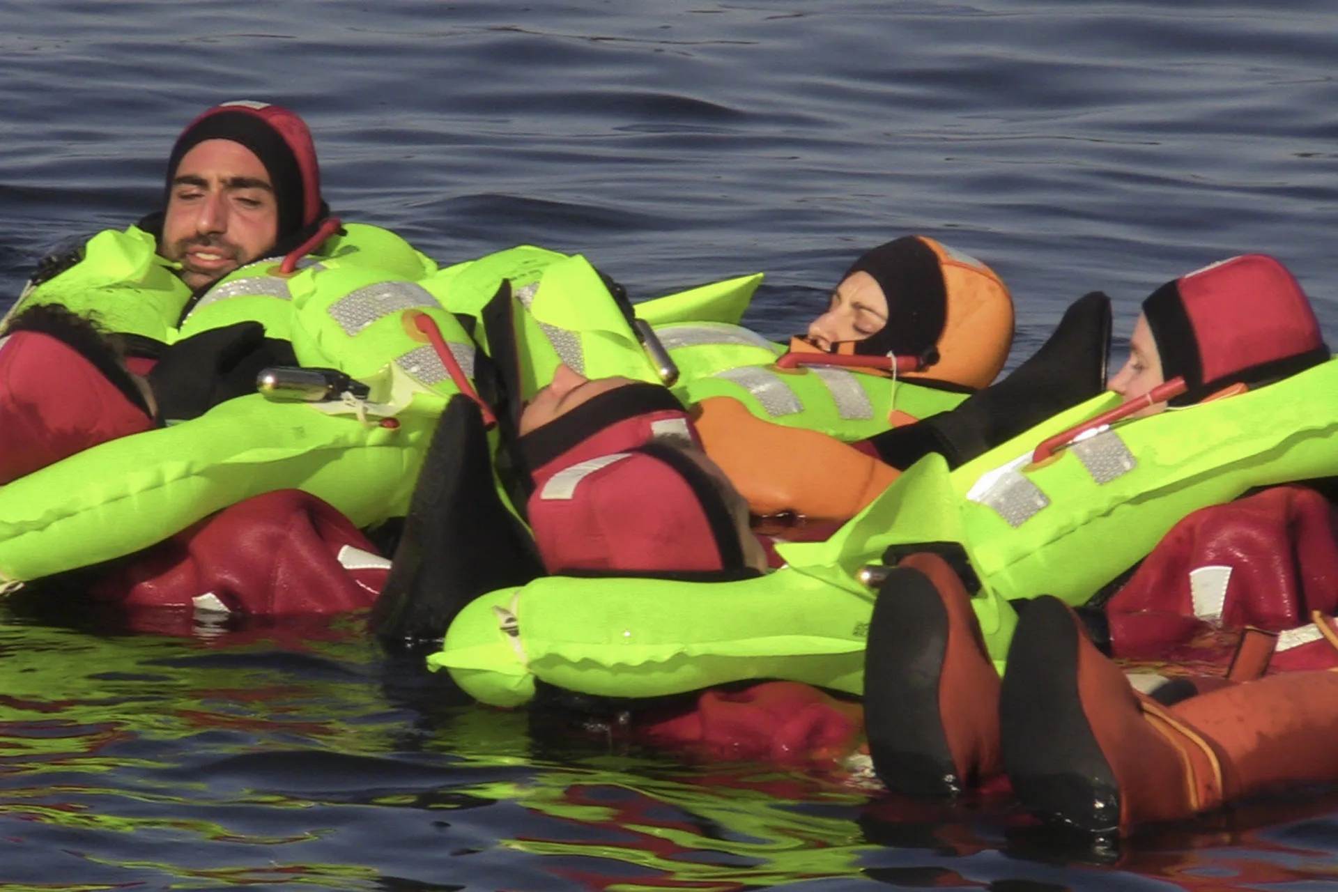 Sara García y la reserva de astronautas entrenan cómo sobrevivir en aguas abiertas en equipo