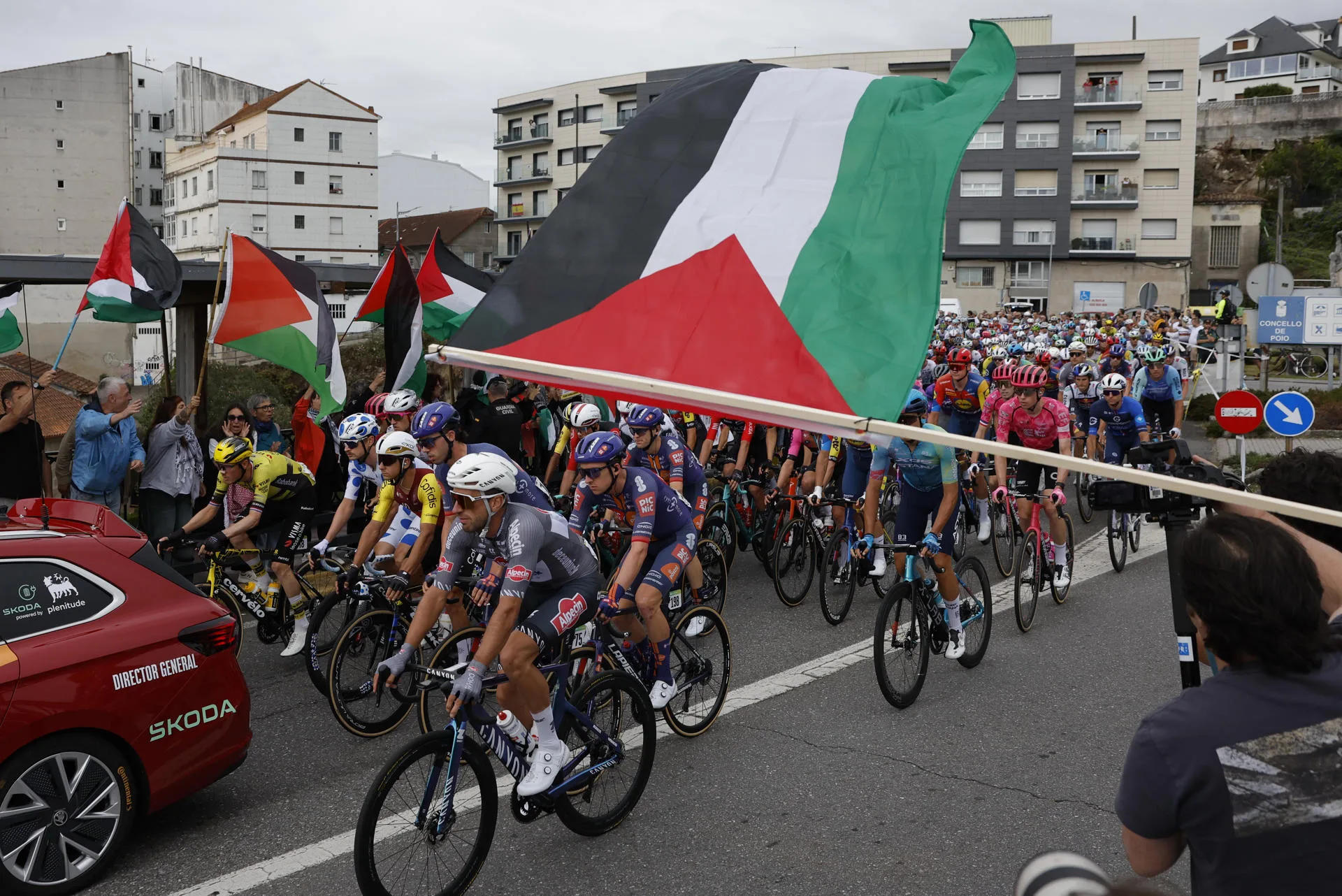 Las protestas propalestinas en La Vuelta dejan neutralizada la 16ª etapa a 8 km del final