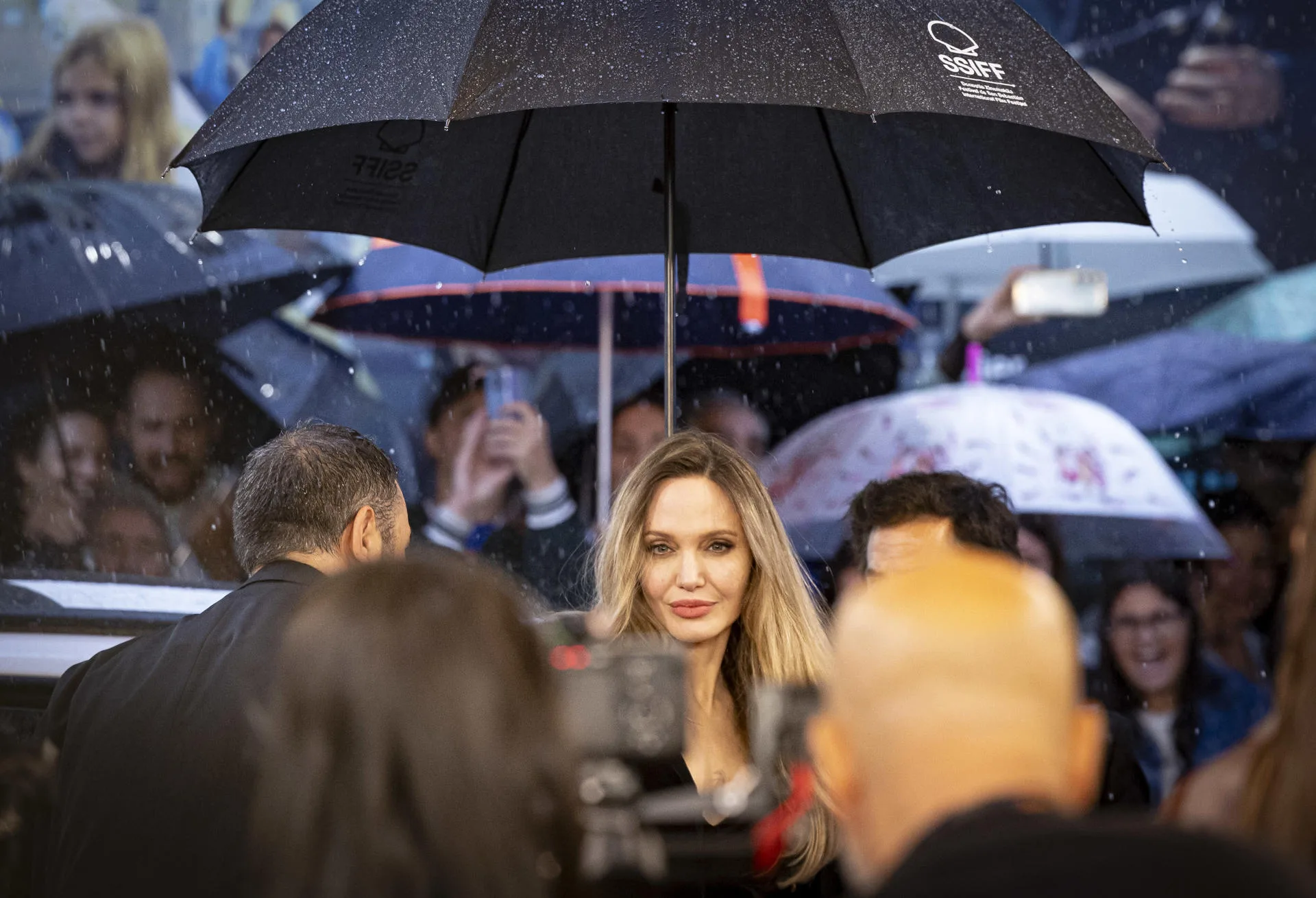 Angelina Jolie: «Amo mi país pero no lo reconozco en este momento»