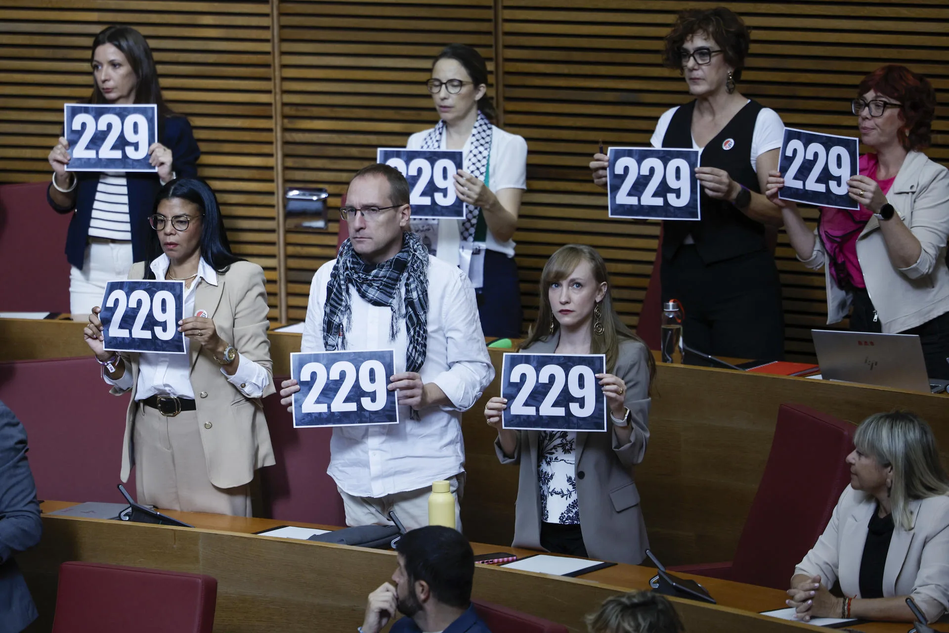Víctimas de la dana y oposición dejan el pleno en el Parlamento valenciano tras decir Mazón que tiene la mano tendida