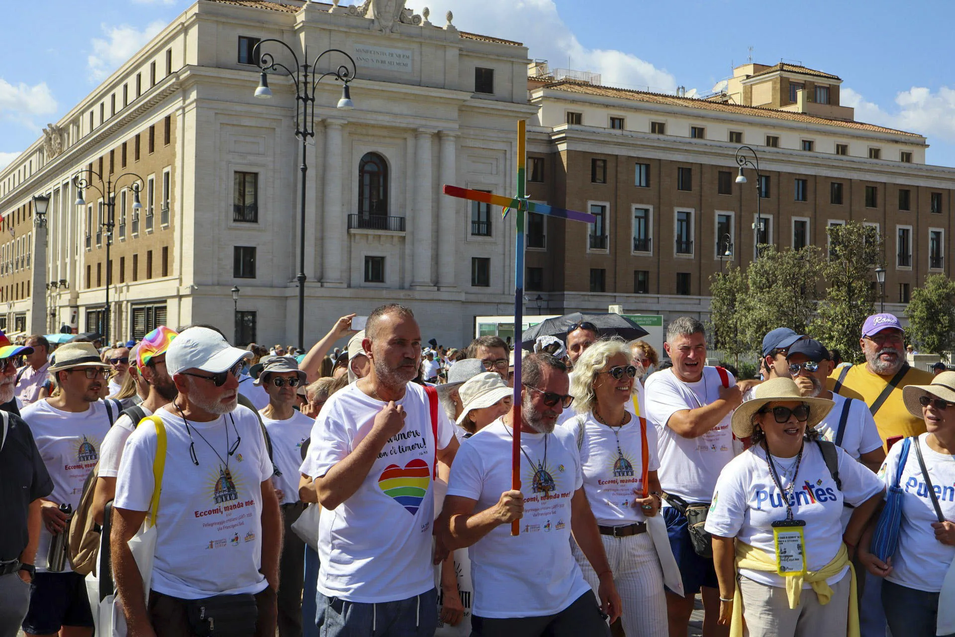 Los católicos LGTBIQ+ atraviesan la Puerta Santa de San Pedro durante el Jubileo