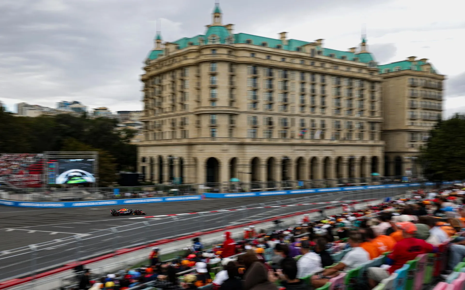 Verstappen firma la pole en el caos de Azerbaiyán, Sainz sale segundo