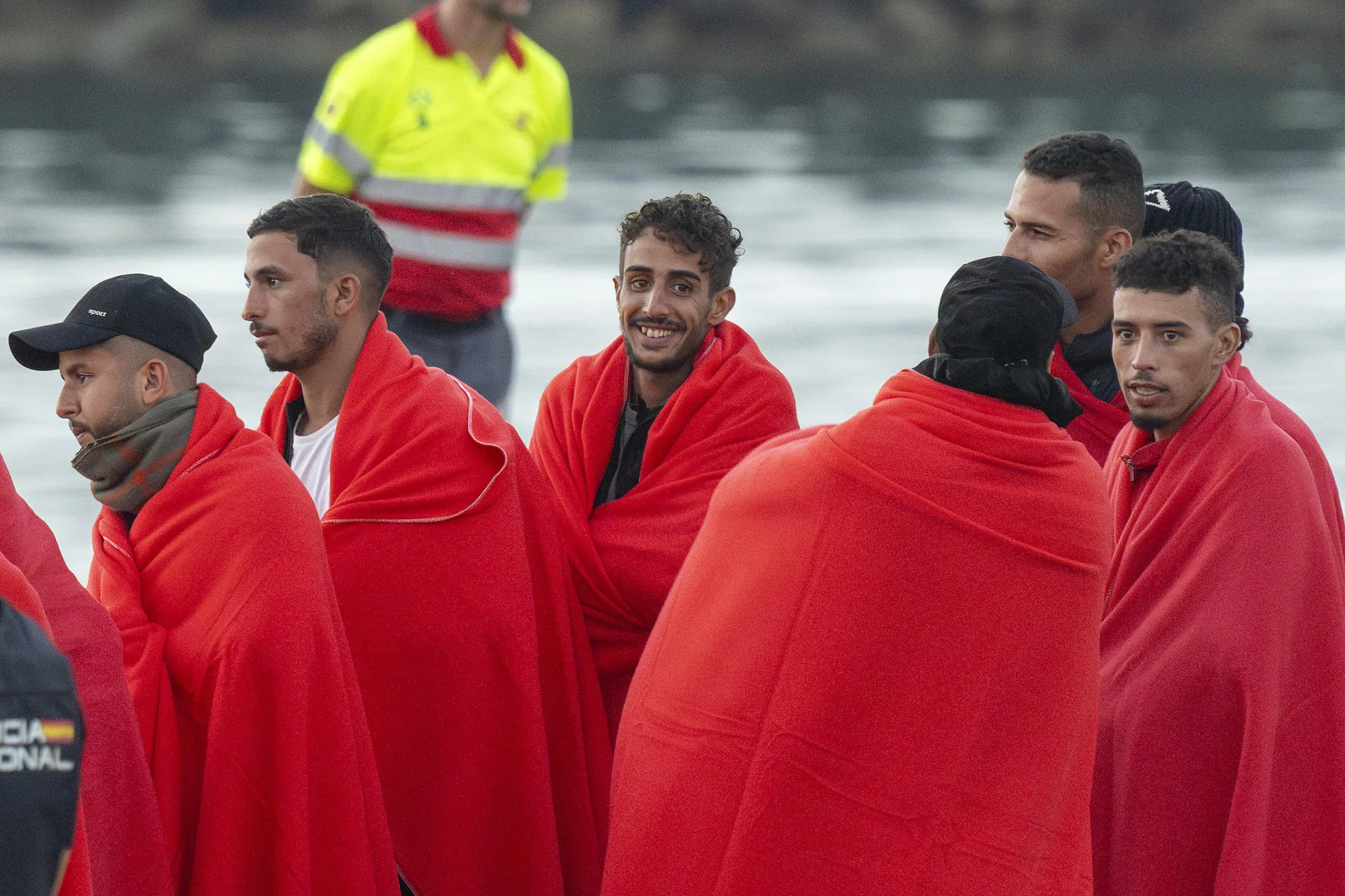 Rescatan a 50 inmigrantes magrebíes a la deriva a casi 100 kilómetros ...