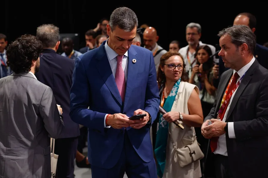 Sánchez y Feijóo estrenan cuenta en TikTok para acercarse a los jóvenes