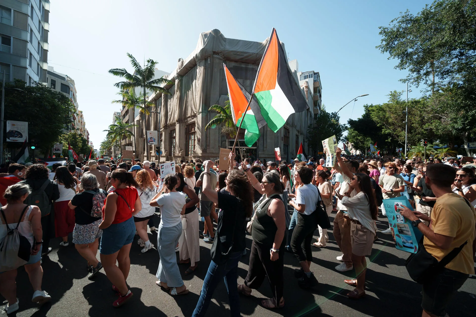 Miles de personas salen a la calle en Tenerife para denunciar que Gaza ...