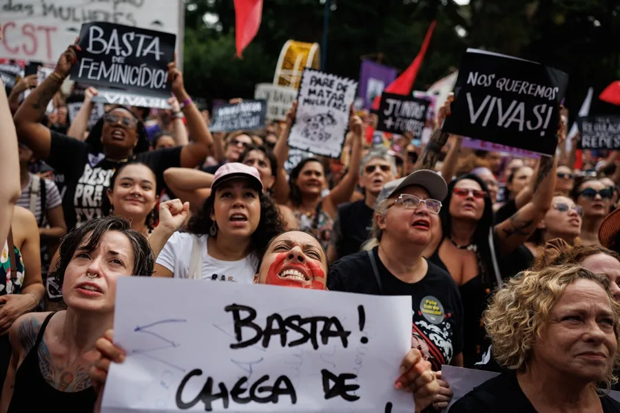 Miles de mujeres salen a las calles de Brasil en protesta por una ola ...