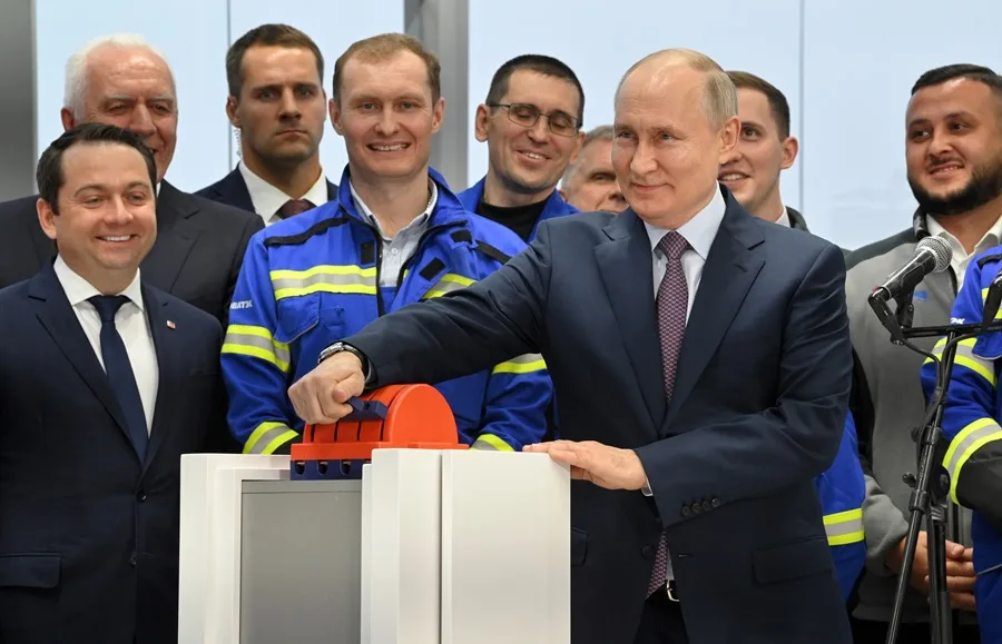 La UE prohíbe las importaciones de GNL ruso desde 2027