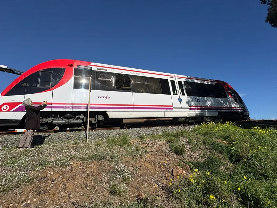 Tres heridos leves al chocar un tren contra una grúa en Cartagena