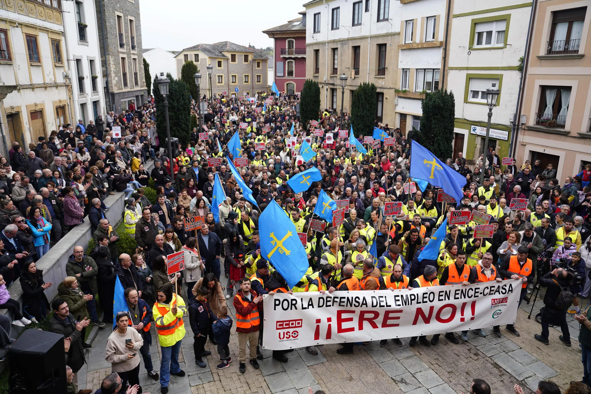 Miles de personas protestan en Navia contra el ERE de ENCE