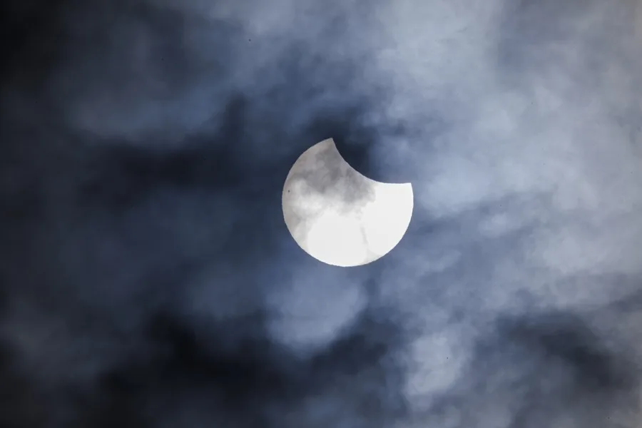 Un eclipse parcial de sol se podrá ver el martes en algunas zonas de ...