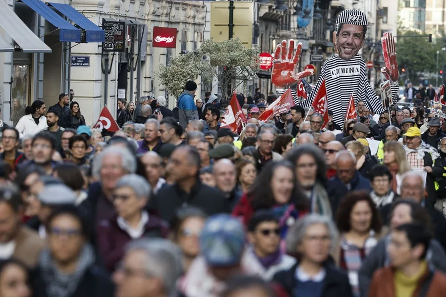 Una nueva manifestación recorre Valencia para pedir que Mazón deje su acta de diputado por la dana