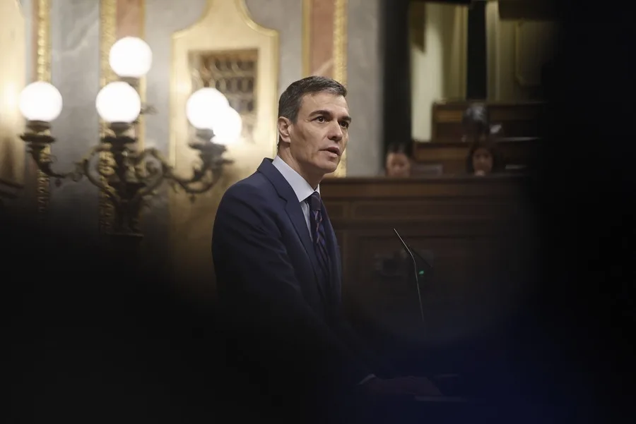 Sánchez reivindica el patriotismo de su «No a la guerra» y desdeña a Feijóo y Abascal