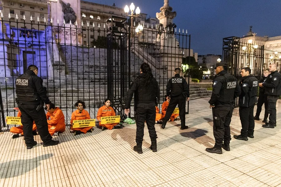 Greenpeace protesta en Argentina por reforma de ley de glaciares