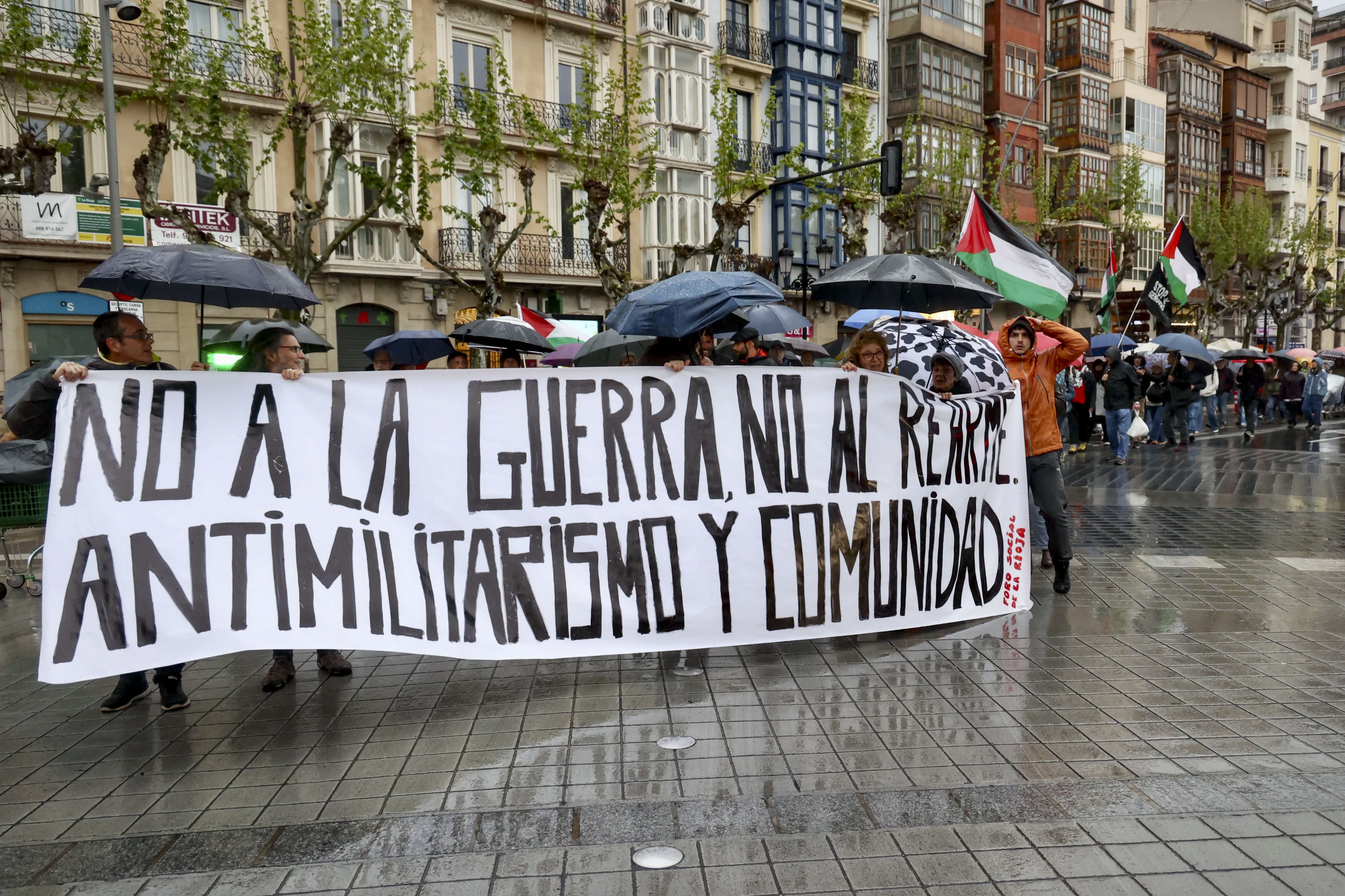 Cerca de 200 personas se manifiestan en Logroño bajo la lluvia contra ...