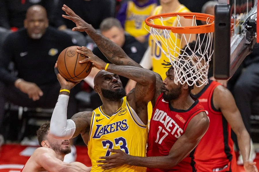 LeBron lidera la remontada de los Lakers y frente a los Rockets