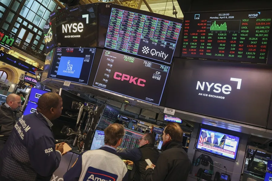 Wall Street cierra mixto, pero con récords por el petróleo e Intel