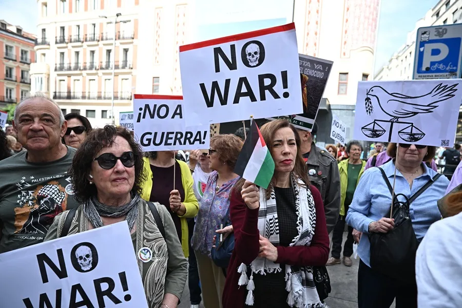 Varios cientos de personas gritan ‘No a la guerra’ en el centro de Madrid