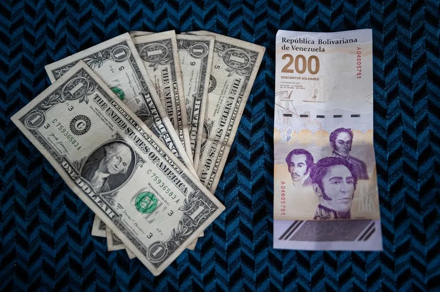La moneda de Venezuela se devalúa un 36,4 % frente al dólar en el