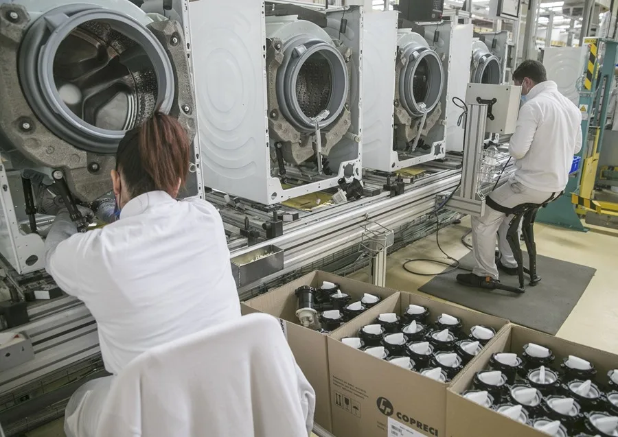El mercado laboral en España suma 223.685 afiliados en abril y rompe la barrera de los 22,1 millones