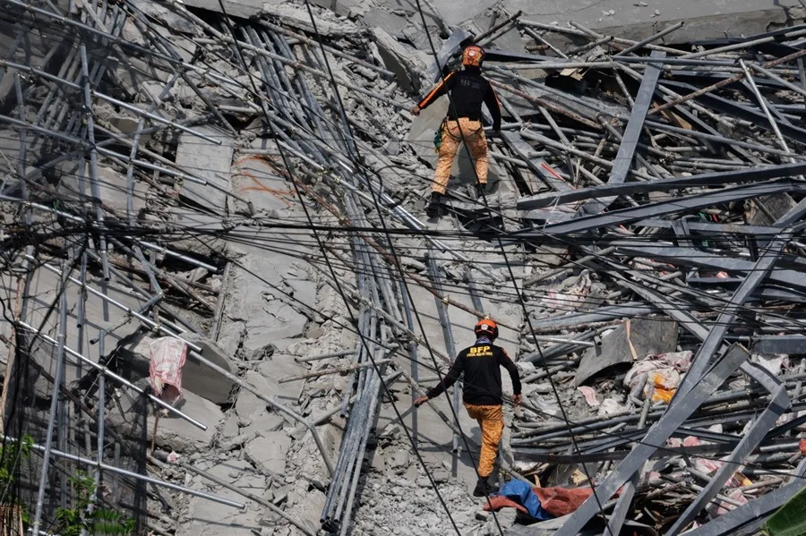 Tres muertos y 17 desaparecidos tras derrumbe de edificio en Filipinas