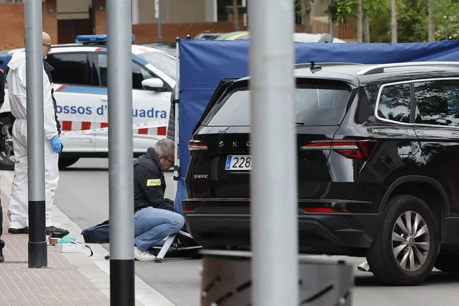 Un hombre mata a una mujer en una calle de Esplugues de Llobregat con un cuchillo