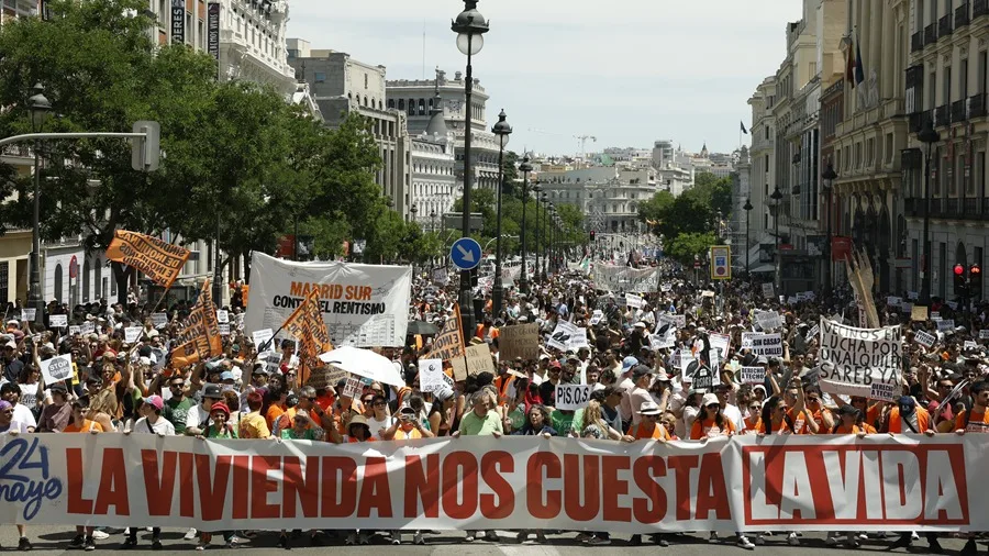 Miles de personas claman en Madrid por una vivienda digna y llaman a una huelga general