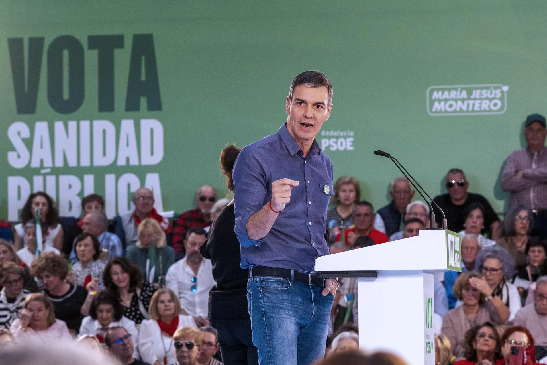 Sánchez felicita a Moreno por su triunfo y a Montero por su compromiso