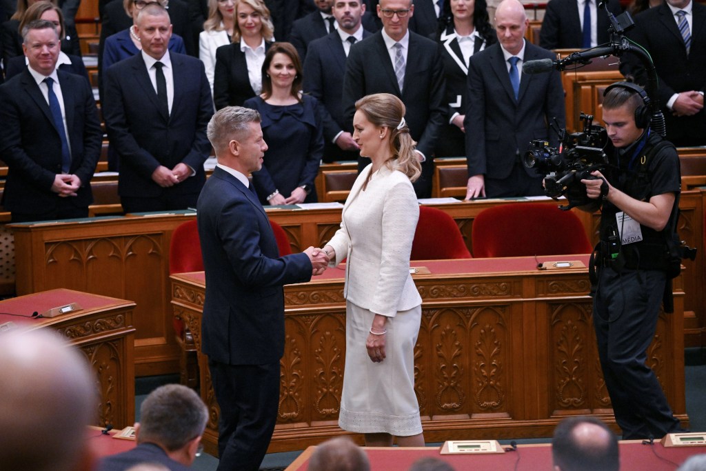 El conservador Magyar es el nuevo primer ministro de Hungría y pone fin a la era Orbán