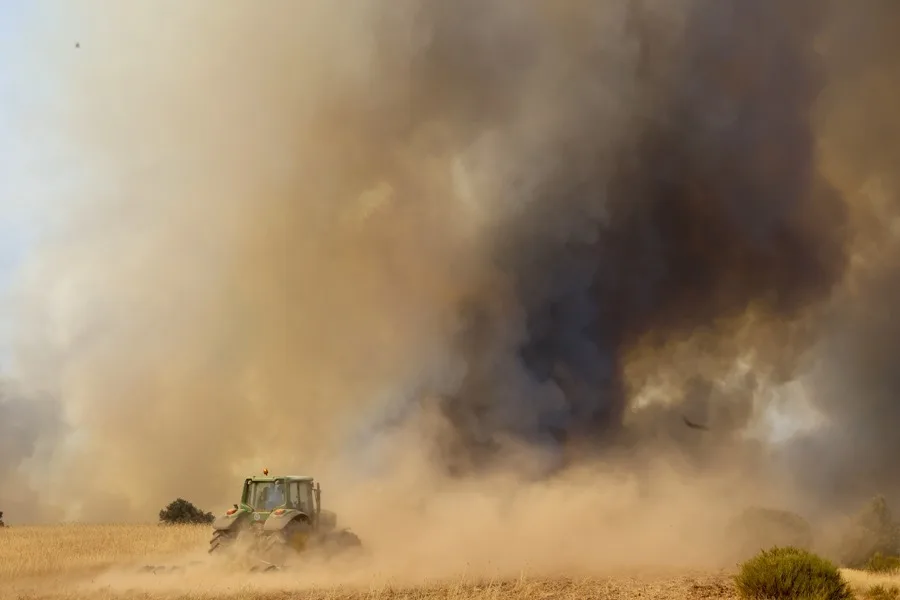 El fuego obliga a evacuar 12 pueblos en Zamora con mil vecinos y hay dos municipios más confinados