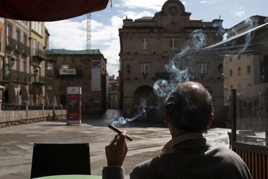 SOS Hostelería pide a los parlamentarios que "tumben" la prohibición de fumar en terrazas - EFE